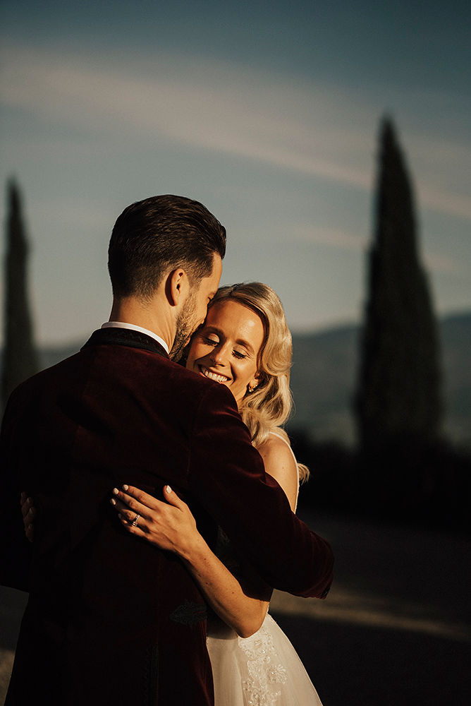 On the 27th of April 2019, surrounded by stunning Italian scenery, the gorgeous Catriona and her husband got married at Castello Banfi. 